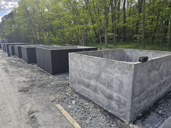 Plac produkcyjny z szambami betonowymi Bielsko-Biała gotowymi do transportu